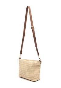Borsa a tracolla in paglia intrecciata di forma rettangolare, con tracolla in pelle color nocciola e accessori in metallo dorato. Superficie texture con tonalità beige chiaro.