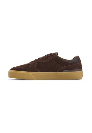 Baskets en suede marron à profil bas, dotées d'une semelle en caoutchouc gomme, d'un bout rond et d'un laçage minimal, accentuées par des empiècements en mesh gris.