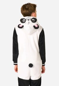 Panda-themed overal, jemná biela a čierna flísová tkanina, s vyšitým panda tvárou na kapucni, čiernymi rukávmi a zaobleným akcentom chvosta.