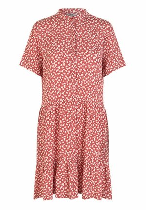 Sukienka z krótkim rękawem w kolorze koralowym z białym wzorem liści, z kołnierzykiem na guziki i warstwowym dołem dla dodatkowej objętości. Miękka tekstura materiału.