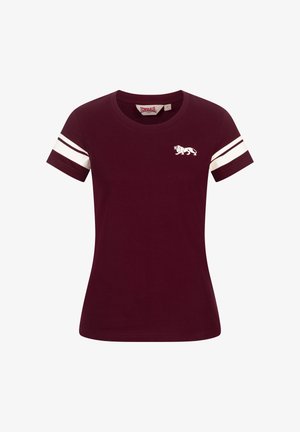 Burgundia lühikeste varrukate ja valgete triipudega puuvillane T-särk, mille vasakul rinnal on valge lõvi logo. Ümmargune kaelus.