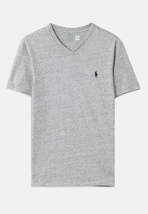 Tricou gri din bumbac cu guler în formă de V, mâneci scurte și un mic logo negru pe partea stângă a pieptului. Textură moale și design casual.