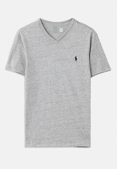 Γκρι βαμβακερό μπλουζάκι με v-λαιμόκοψη, κοντά μανίκια και μικρή μαύρη λογότυπο στο αριστερό στήθος. Απαλή υφή και χαλαρός σχεδιασμός.