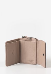Portafoglio compatto in pelle beige con finitura a texture, dotato di scomparti per carte, un comparto con zip e chiusura a scatto.
