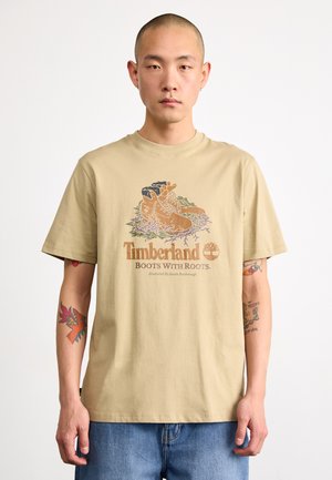 Timberland FRONT BOOT GRAPHIC TEE - T-shirt con stampa - lemon pepper