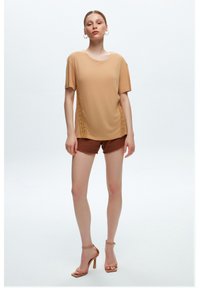 adL SHORT SLEEVE LACE DETAILED  - Triko s potiskem - camel