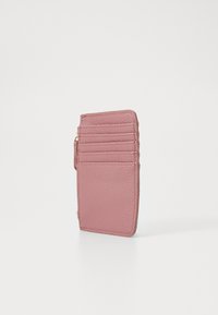 Tarjetero de cuero rosa con superficie texturizada, que cuenta con múltiples ranuras para tarjetas y un bolsillo con cremallera en el lateral para monedas o pequeños artículos.