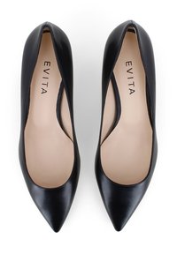 Scarpe nere in pelle con tacco alto, punta affusolata, design elegante e lati intagliati. La soletta è di un beige chiaro con il marchio. Texture liscia.