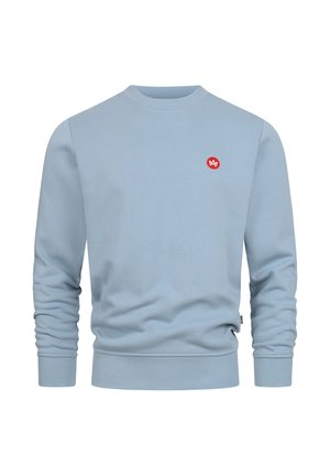 Sudadera azzurra realizzata in materiale morbido, con scollatura rotonda, maniche lunghe e un piccolo emblema rosso sul petto.