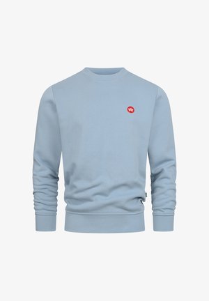 Lichtblauwe sweatshirt gemaakt van zacht materiaal, met een ronde halslijn, lange mouwen en een klein rood embleem op de borst.