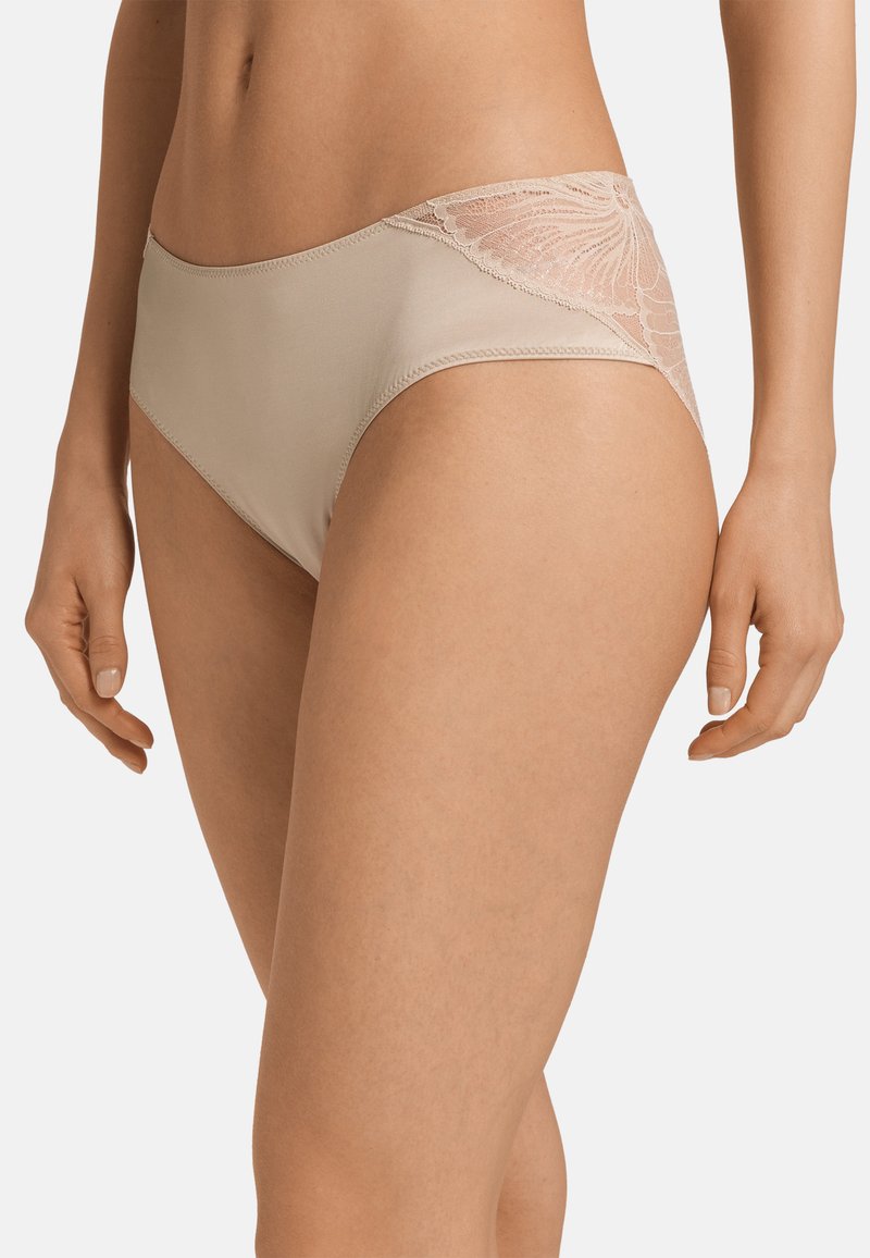 Beige Unterwäsche aus glattem Stoff mit einem floralem Spitze-Panel, das einen mittelhohen Schnitt aufweist und dezente Nähdetails an den Kanten hat.