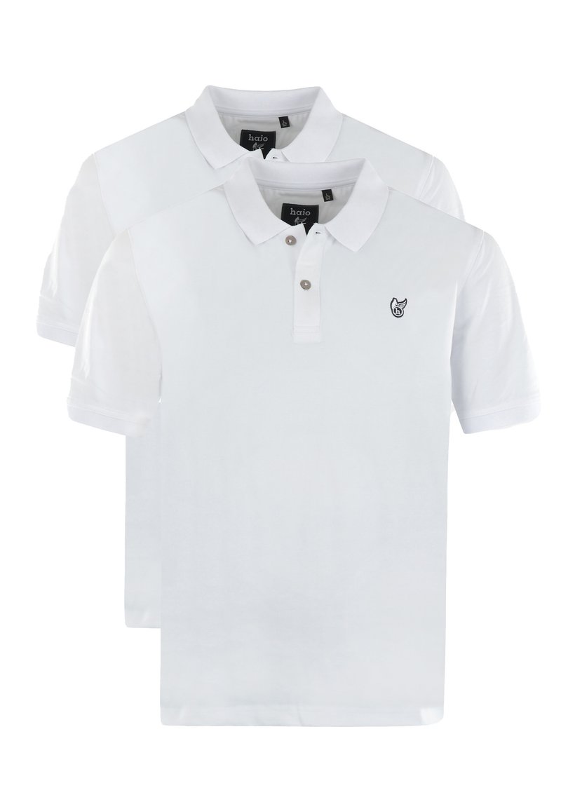 Due polo shirt bianchi a maniche corte, con colletto, due bottoni al collo e un piccolo logo nero sul lato sinistro del petto.