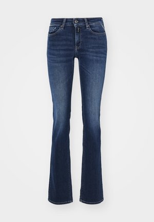 Rozšírené tmavomodré džínsy vyrobené z denimu, s klasickým dizajnom piatich vreciek, predným zipsom a zapínaním na gombík. Hladká textúra a stredne vysoký strih.