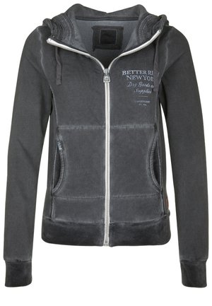 Mørkegrå hættetrøje med lynlås, forlommer, snøre i hætten og hvid tekst med påskriften "Better Rich New York Dry Goods and Supplies" på brystet.