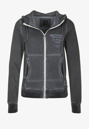 Donkergrijze zip-hoodie met voorzakken, trekkoordkap en witte tekst "Better Rich New York Dry Goods and Supplies" op de borst.