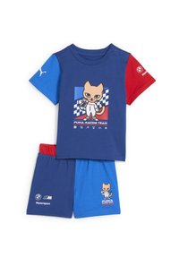 Blå og rød to-delt sæt med en tegneseriekat i racertøj. Fremstillet af blødt stof med korte ærmer og shorts, inkluderer mærkevare detaljer.