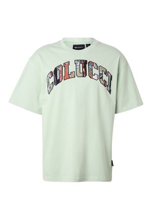 Jasnozielona, oversize T-shirt z napisem "COLUCCI" w dużych, wielokolorowych, wzorzystych literach na piersi.