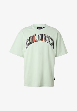 Jasnozielona, oversize T-shirt z napisem "COLUCCI" w dużych, wielokolorowych, wzorzystych literach na piersi.