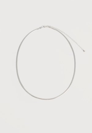 Silberne Halskette mit Boxgliedern und einem verstellbaren Verschluss mit kleinem hängenden Kugelanhänger auf weißem Hintergrund.