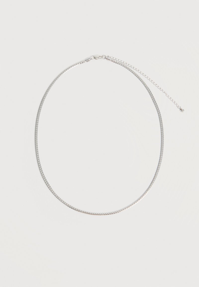 Ασημένιο κολιέ με συνδέσμους κουτιού και ρυθμιζόμενο κλείσιμο με μικρή κρεμαστή μπάλα σε λευκό φόντο.