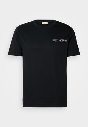 Zwarte katoenen T-shirt met korte mouwen, ronde hals en kleine witte grafische tekst op de linkerborst. Eenvoudig, regulier pasvorm ontwerp.