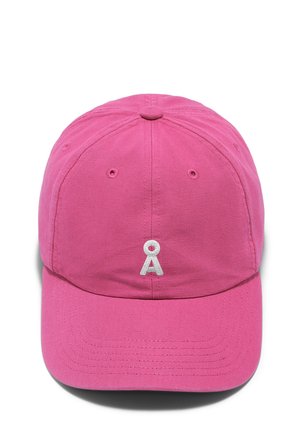 Lyserød baseballkasket med et lille hvidt, stiliseret bogstav Å broderet midt foran, seks-panelers stofdesign med ventilationshuller.