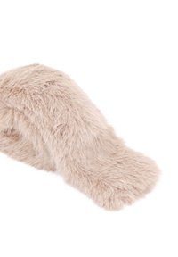 Cappellino da baseball in pelliccia sintetica beige e morbida con visiera curva su uno sfondo bianco.