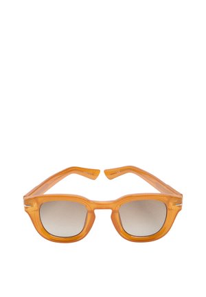 Pomarańczowe przezroczyste prostokątne okulary przeciwsłoneczne z lekko szarymi przyciemnianymi soczewkami i grubymi oprawkami, przedstawione na białym tle.