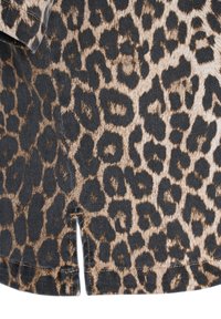 Zizzi LEOPARDENMUSTER AUS MIT KRAGEN UND HALBEN ÄRMELN - Camicetta - leo aop