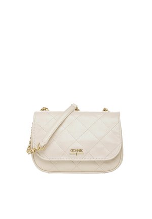Kremowa pikowana skórzana torebka z złotym łańcuszkiem i logo OCHNIK na klapie przedniej.