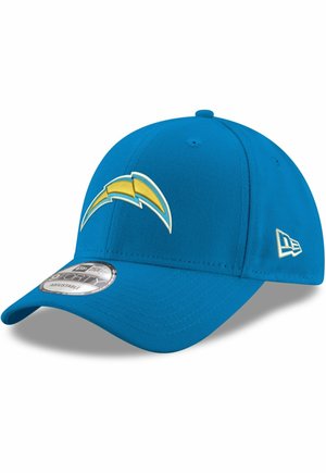 Gorra azul con un logo de rayo amarillo. Hecha de un tejido de textura suave, tiene un visor curvado y una correa ajustable.