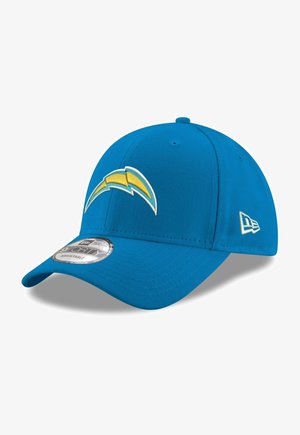 Gorra azul con un logo de rayo amarillo. Hecha de un tejido de textura suave, tiene un visor curvado y una correa ajustable.