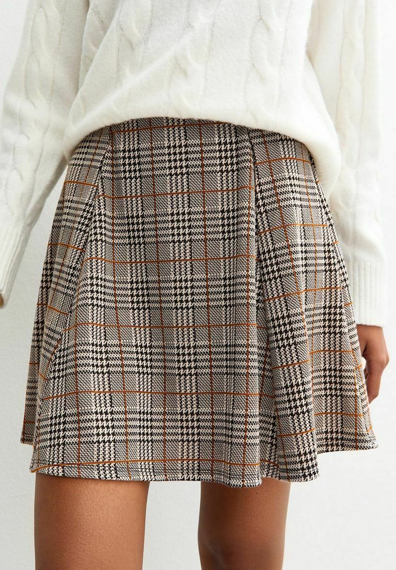 Geruite rok in beige, zwart en oranje tinten, met een uitlopende vorm, plooien en een gestructureerde stof. De taille is aangesnoerd.