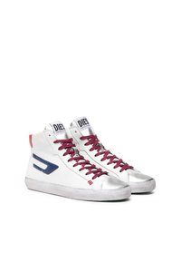 Vita och silverfärgade högsnörade sneakers med röda snören, blå sidokomponenter och Diesel-logotyp på tungan, uppställda på en vit bakgrund.