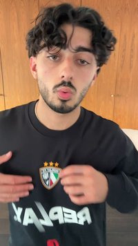 Sweatshirt preto com um logo com três estrelas douradas e elementos em verde, branco e roxo; destacado texto branco a dizer "REPLAY."