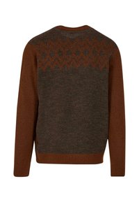 Pull en tricot avec un jeu de couleurs marron et vert foncé, présentant un motif géométrique le long des épaules et des poignets côtelés.
