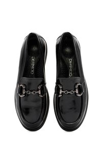 Zwarte gepolijste leren loafers met een platte zool en decoratieve kettinghardware op de band. Gladde textuur met een subtiele glans.