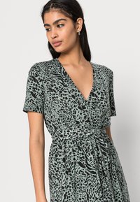 JDY JDYSUE WRAP DRESS - Vestido de malha - chinois green/black leo