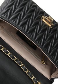 Borsa a tracolla in pelle nera trapuntata con chiusura dorata, fodera interna beige, tasca interna con zip e tracolla in pelle nera con catena dorata.