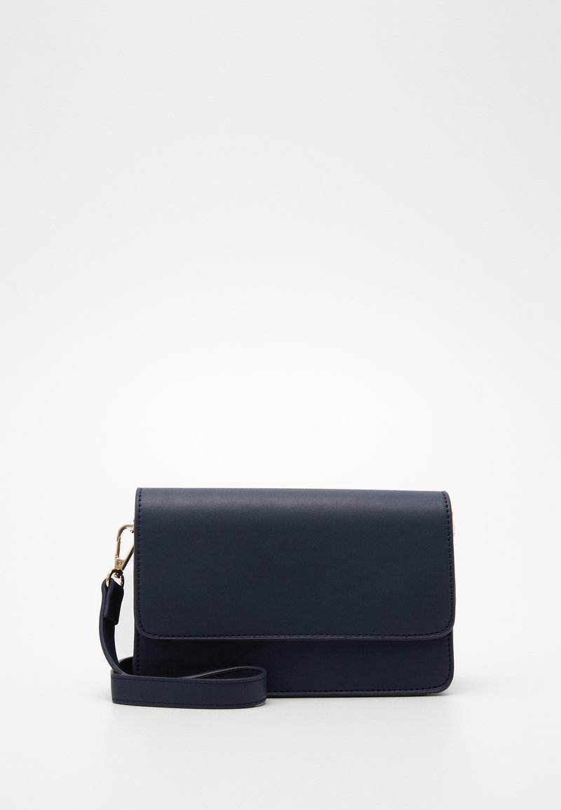 Borsa a tracolla in pelle blu navy con pattina pieghevole, profilo sottile e tracolla abbinata; texture liscia e dettagli hardware minimi.