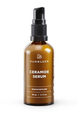 Braune Glasflasche mit Pumpe, beschriftet mit "Jungluck Ceramide Serum", 50 ml Gesichtspflegeprodukt vor weißem Hintergrund.