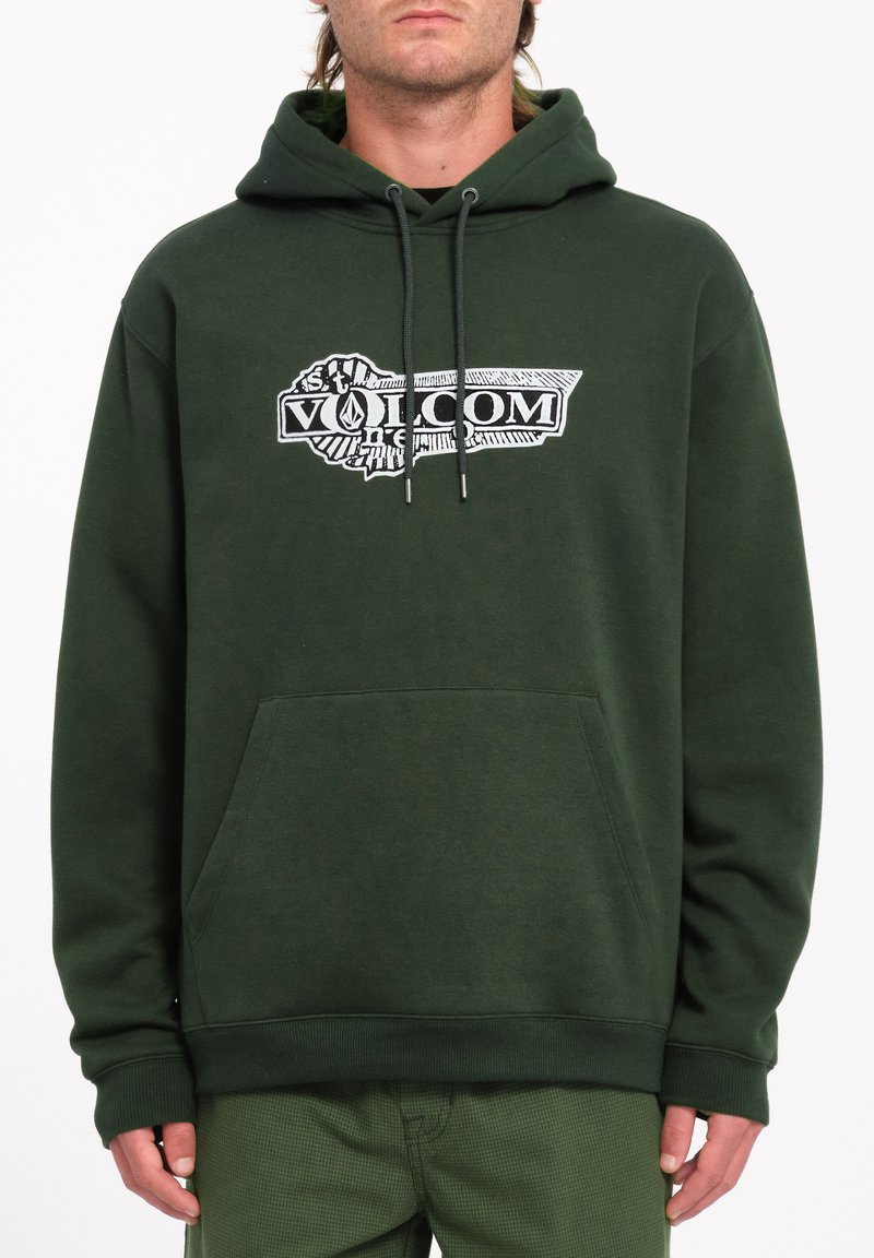 Sudadera verde con bolsillo frontal, cordones y un logotipo gráfico central en blanco y negro. La tela parece suave con un acabado texturizado.