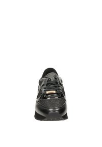 Schwarzer Sneaker mit einem strukturierten Obermaterial, das glänzende und matte Materialien kombiniert. Verfügt über eine gepolsterte Manschette, Schnürverschluss und ein goldenes Detail auf der Zunge.