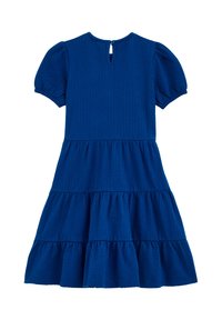 Blå klänning med kort ärm i en texturerad tyg, med ett lager-på-lager kjol, rund halsringning och knappstängning i ryggen.