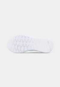 Suola di sneaker bianca con motivo a diamante e logo "Reebok" impresso vicino al tallone, su uno sfondo bianco semplice.
