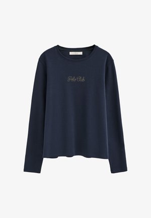 Donkerblauw shirt met lange mouwen en "Polo Club" in gouden letters geborduurd, gecentreerd op de borst.