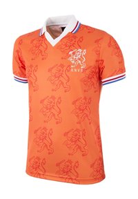 Oranje voetbalshirt met een v-hals en korte mouwen. Kenmerkt zich door een herhalend leeuwenspatroon en het KNVB-logo. De mouwen hebben blauwe en witte strepen.