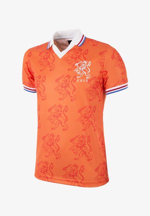 Maillot de football orange avec col en V et manches courtes. Présente un motif de lions répétitif et le logo de la KNVB. Les poignets ont des accents de rayures bleues et blanches.