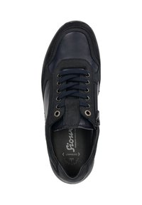 Baskets en cuir bleu marine foncé avec des accents texturés, fermetures à lacets et à zip, bout arrondi et semelle intérieure rembourrée. Présence d'un logo sur la semelle intérieure.