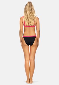 Czarny bikini z różowymi akcentami; posiada prosty design, regulowane ramiączka i niską talię. Teksturowana tkanina dla wygody i dopasowania.